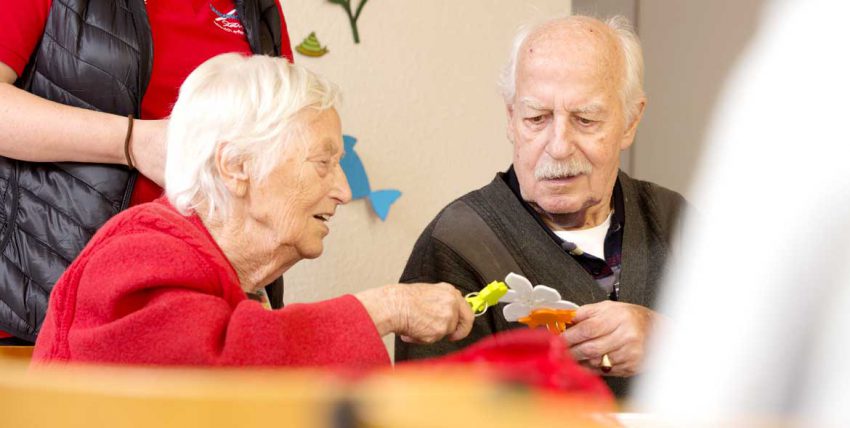 Zwei Patienten bei einer Übung in der Betreuungsgruppe